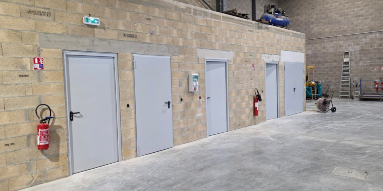 Porte métallique pour un local technique : quels critères examiner avant l’installation ?